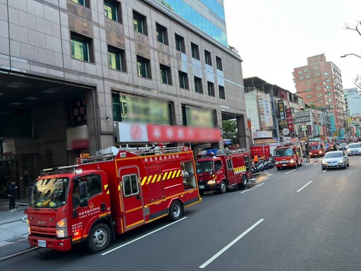 影/住宅大樓爆火球！板橋家樂福旁10樓竄烈焰火煙 驚險畫面曝