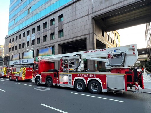 影/住宅大樓爆火球！板橋家樂福旁10樓竄烈焰火煙 驚險畫面曝