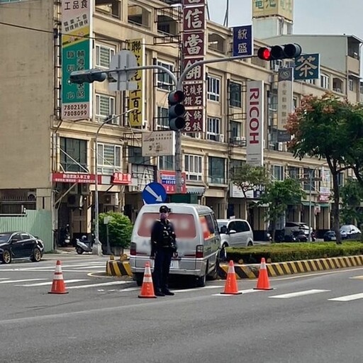 影/撞擊瞬間曝！高雄運鈔車載千萬現鈔衝撞分隔島 2保全頸椎受傷