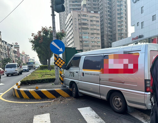 影/撞擊瞬間曝！高雄運鈔車載千萬現鈔衝撞分隔島 2保全頸椎受傷