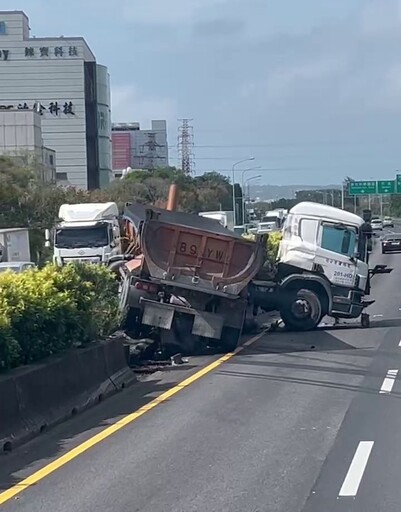 影/整輛「坐」上去！國1湖口段「砂石車衝撞分隔島」後方塞爆