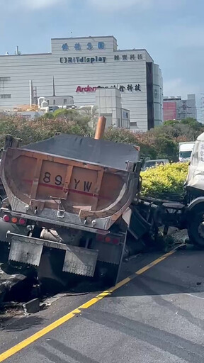 影/整輛「坐」上去！國1湖口段「砂石車衝撞分隔島」後方塞爆