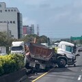 影/整輛「坐」上去！國1湖口段「砂石車衝撞分隔島」後方塞爆