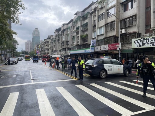 影/高速撞擊瞬間曝！北市信義區公車撞超商 竟是「自己滑行撞過去」