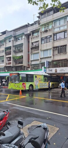 北市公車打空檔倒車撞進超商 疑因「沒拉手煞車」釀禍