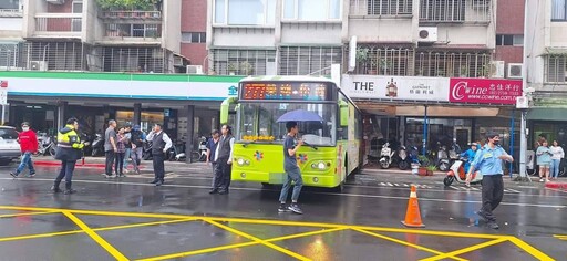 北市公車打空檔倒車撞進超商 疑因「沒拉手煞車」釀禍