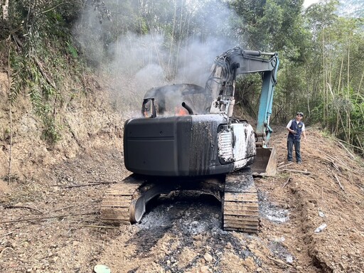 搶救火燒怪手！苗栗四輪傳動救災車陷泥沙「刁車」 等燒光才救到