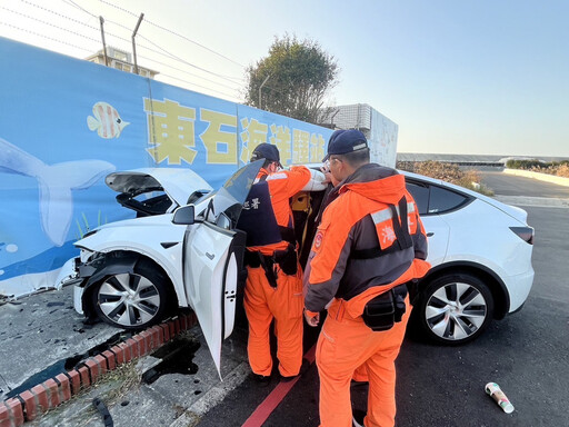 影/嘉義東石海巡辦公據點遭衝撞！43歲女駕駛被送醫、隊員急衝出查看