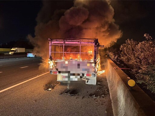 國道一號彰化段火燒車！小貨車遭惡火吞噬 車上2人脫困無傷