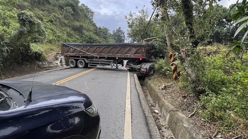 糗了！台南砂石車迴轉失敗「車頭栽溝渠」 台20線南化隧道前道路全卡死