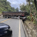 糗了！台南砂石車迴轉失敗「車頭栽溝渠」 台20線南化隧道前道路全卡死