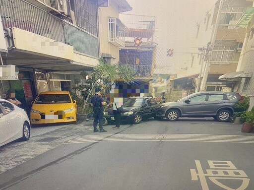 影/台南翁闖禍了！倒車失控高速擦撞轎車 再推撞小黃衝進民宅