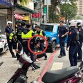 影/新北又有員警值勤遇險！男吸「喪屍菸彈」高速狂叭逼警車、硬鑽前方險撞