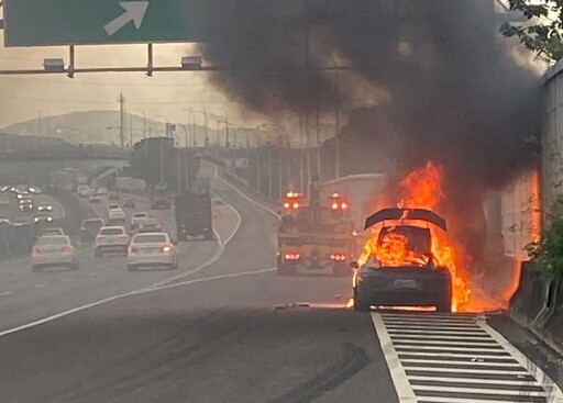 3百萬消失悲慘照流出！國1銅鑼段火燒車 52歲男開保時捷718整輛燒光