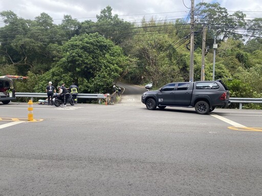 慘烈現場！苗栗三灣重機男碰撞皮卡車「飛墜9米深河床」全身快碎光