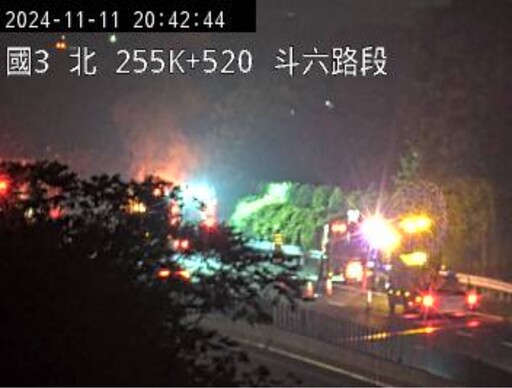 影/火煙狂竄現場直擊！國3南向256k斗六段轎車狂燃 傷亡不明