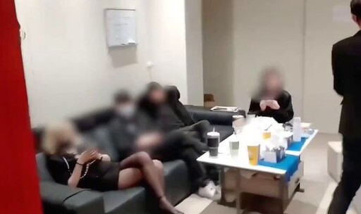 影/黑絲襪的誘惑！台中女大生短裙兼差變身辣妹荷官 賭客養完眼通通被逮