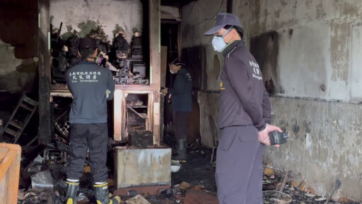 影/心酸故事流出！台南宮廟火警燒掉2百萬 恐龍大將軍慘變黑炭宮主淚崩