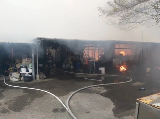 台中清水嚴重火警！鐵皮屋陷火海 全面燃燒畫面直擊