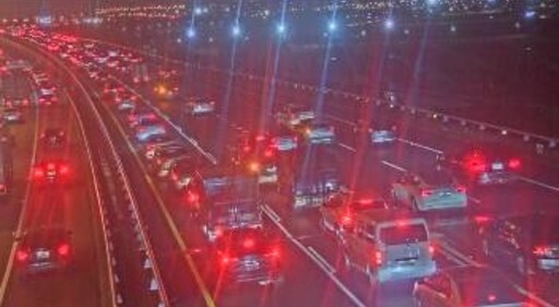 影/紫爆中！國1高架南向19.3k堤頂交流道追撞事故 車流狂卡速度剩18