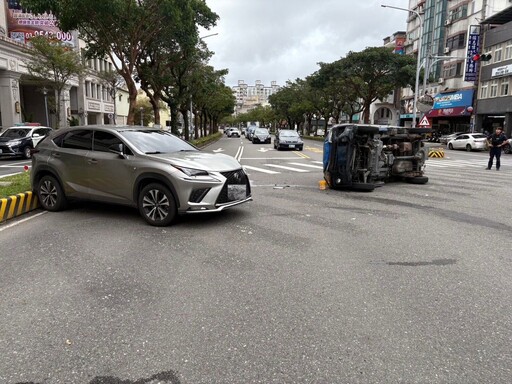 影/事發瞬間！羅東嚴重車禍「LEXUS休旅車急左轉」直行貨車慘撞側翻釀1傷