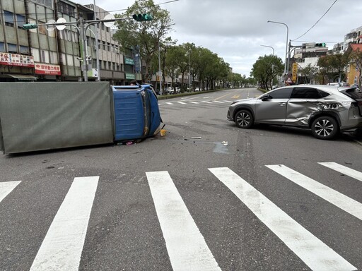 影/事發瞬間！羅東嚴重車禍「LEXUS休旅車急左轉」直行貨車慘撞側翻釀1傷