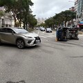 影/事發瞬間！羅東嚴重車禍「LEXUS休旅車急左轉」直行貨車慘撞側翻釀1傷