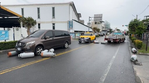 影/台東貨車轉彎「瓦斯桶傾倒」！砸中賓士休旅車、計程車 現場疑飄異味