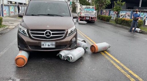 影/台東貨車轉彎「瓦斯桶傾倒」！砸中賓士休旅車、計程車 現場疑飄異味