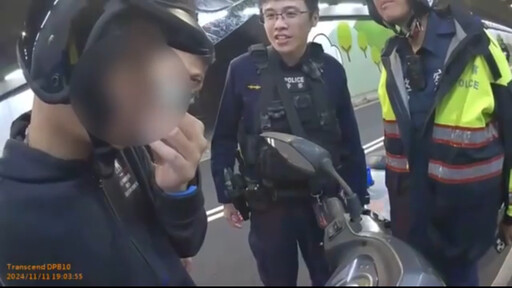 影/又是毒駕！機車男沿路搖晃警隧道內攔車逮人 巡邏車警戒遭重機追撞玻璃爆裂