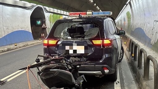 影/又是毒駕！機車男沿路搖晃警隧道內攔車逮人 巡邏車警戒遭重機追撞玻璃爆裂