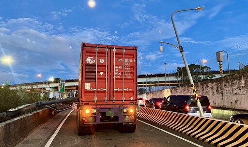 影/撞擊瞬間曝！板橋聯結車撞倒限高桿 事故路段塞爆了