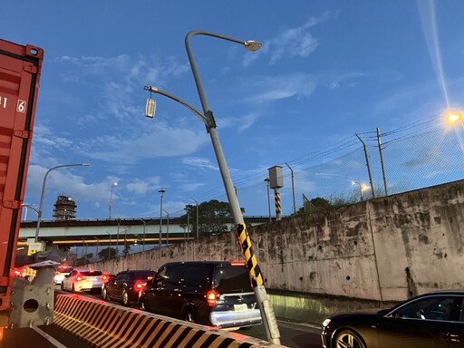 影/撞擊瞬間曝！板橋聯結車撞倒限高桿 事故路段塞爆了