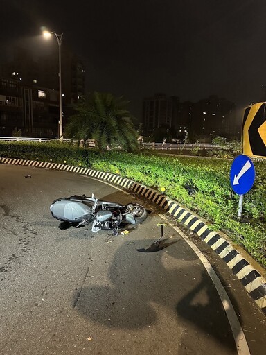 影/中和嚴重車禍！20歲男騎車猛撞分隔島 重摔顱內出血送醫命危