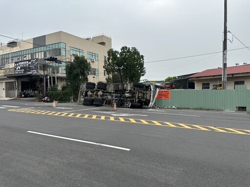 影/翻車瞬間！阿里山公路「混凝土車疑闖紅燈擦撞機車翻覆」險撞進民宅