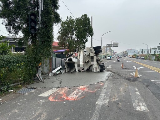 影/翻車瞬間！阿里山公路「混凝土車疑闖紅燈擦撞機車翻覆」險撞進民宅