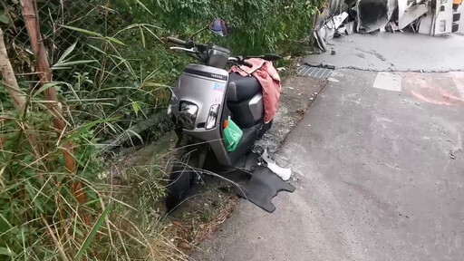 影/翻車瞬間！阿里山公路「混凝土車疑闖紅燈擦撞機車翻覆」險撞進民宅