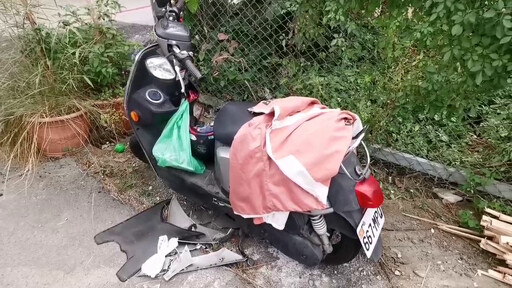 影/翻車瞬間！阿里山公路「混凝土車疑闖紅燈擦撞機車翻覆」險撞進民宅