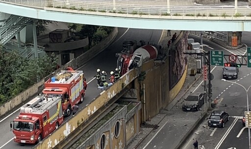 北市重大車禍！水泥車翻覆撞斷高架橋護欄石塊砸2車 駕駛受困昏迷