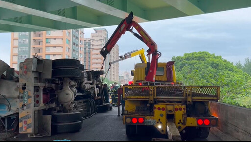 救援現場曝！北市水泥車翻覆撞斷護欄 駕駛救出命危搶救不治