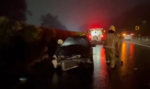 國1六堵段2車碰撞「車頭全毀打橫路中」駕駛受困 直擊搶救畫面