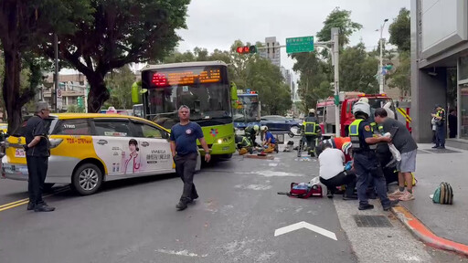 影/搶救直擊！北市「公車撞公車」1婦捲車底命危 16傷者名單出爐