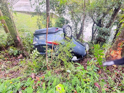 影/開車分心拿東西！新北三峽女拜拜完翻落20米邊坡 一度受困