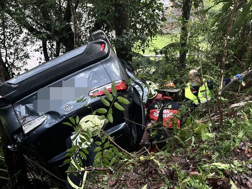 影/開車分心拿東西！新北三峽女拜拜完翻落20米邊坡 一度受困