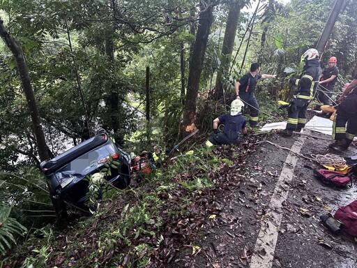 影/開車分心拿東西！新北三峽女拜拜完翻落20米邊坡 一度受困