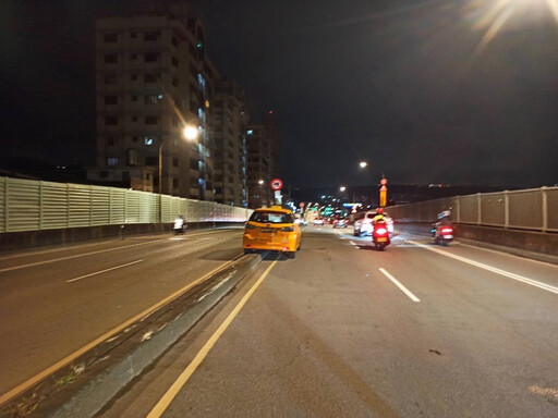 沒吃晚餐釀禍！樹林小黃運匠低血糖突暈眩 下秒轎車猛撞陸橋分隔島