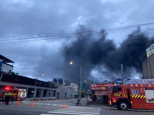 影/桃園嚴重火警！不織布工廠火煙狂竄吞噬廠房「空氣中都是塑膠味」 居民臭醒