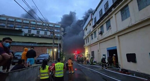 影/桃園嚴重火警！不織布工廠火煙狂竄吞噬廠房「空氣中都是塑膠味」 居民臭醒