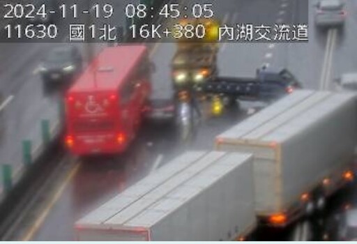 上班塞爆了！國1北上內湖交流道「3大小車追撞」 回堵2公里