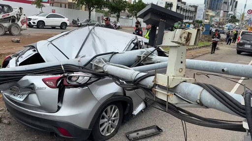 影/台中向上路又出事！大小車碰撞「小車插入燈桿」慘烈直擊